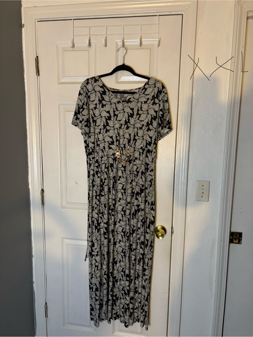 Black and White Floral Short-Sleeve Maxi Dress